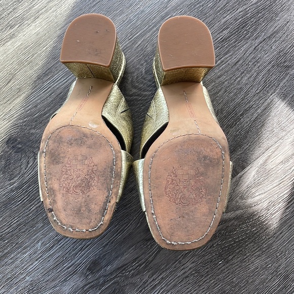 Vince Camuto Stania block heel mules in color karat gold size 6.5 - Picture 4 of 5